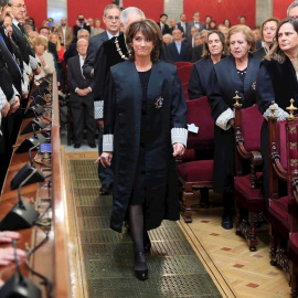 26/02/2020.- La nueva Fiscal General del Estado, Dolores Delgado (c) durante el acto de su toma de posesión celebrado este miércoles en la sede del Tribunal Supremo en Madrid. EFE/Fernando Alvarado/Pool