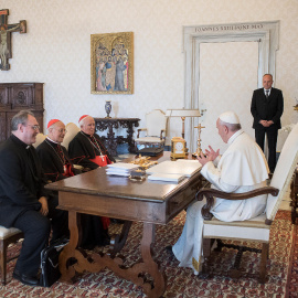La cúpula de la Conferencia Episcopal (el presidente, Ricardo Blázquez,el vicepresidente, Antonio Cañizares, y el secretario general, José María Gil Tamayo) en un encuentro con el Papa Francisco, en su despacho en el Vaticano.