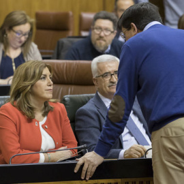 La presidenta andaluza, Susana Díaz, habla con el portavoz de Ciudadanos, Juan Marín, en el Parlamento andaluz / EFE
