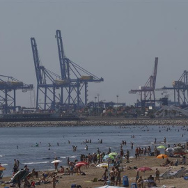 Port de València vist des de la platja de la Malvarrosa. EFE