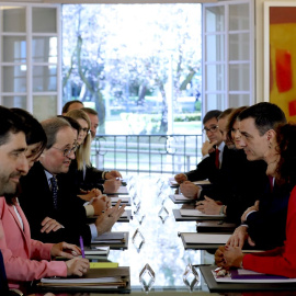 26/02/2020.-  El presidente del Gobierno, Pedro Sánchez (2d) conversa con el presidente de la Generalitat, Quim Torra (4i), en la primera reunión de la mesa de diálogo para solucionar el conflicto político en Catalunya. / EFE
