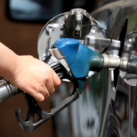 Un hombre repostando conbustible en una estación de servicio. REUTERS