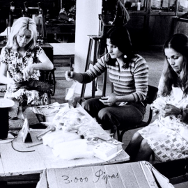  Presas en un taller de la prisión de mujeres de Barcelona. Pilar Aymerich/Cedida