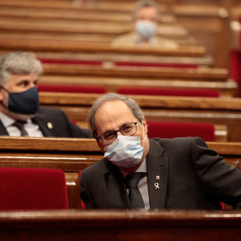 Pla mitjà del president de la Generalitat, Quim Torra, assegut al seu escó al ple del 21 de maig del 2020.  Job Vermeulen/ Parlament