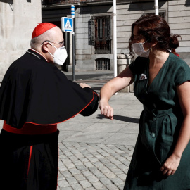 La presidenta de la Comunidad de Madrid, Isabel Díaz Ayuso, saluda al arzobispo Carlos Osoro en la Plaza de la Villa. - EFE