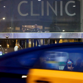 Vista de la entrada principal del Hospital Clínic, donde permanece ingresada una mujer de 36 años de nacionalidad italiana, residente en Barcelona. - EFE