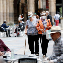 Unos clientes disfrutan de las terrazas en Bilbao. EFE/Luis Tejido/Archivo