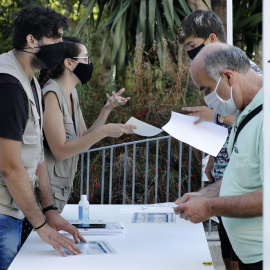Vecinos del barrio barcelonés de Torre Baró, acudieron desde primera hora de la mañana de aal Casal del barrio para someterse a las pruebas PCR promovidas por el Departamento de Salud de la Generalitat / EFE/ Andreu Dalmau