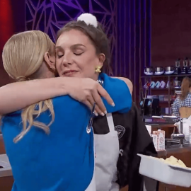 Cristina Cifuentes (i) e Inés Hernand (d) durante un episodio del programa 'Masterchef Celebrity'.- RTVE