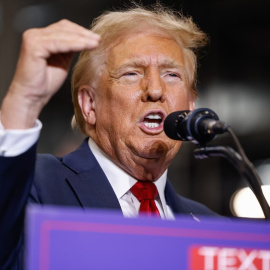  El candidato presidencial republicano Donald Trump habla en un mitin de campaña dentro del almacén de fabricación del Grupo Mosack en Mint Hill. Firma: Melissa Melvin-Rodriguez