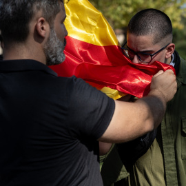  Un manifestante besa la bandera de España durante la concentración del grupo Democracia Nacional en Barcelona. Europa Press.