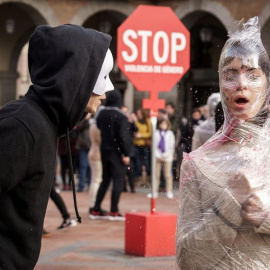 Performance en Ávila con motivo del Día Internacional de la Eliminación de la Violencia contra la Mujer./ Raúl Sanchidrián (EFE)