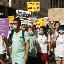 Participantes portan pancartas reivindicativas en una manifestación de los médicos internos residentes (MIR) en Madrid. /Europa Press