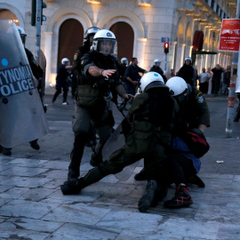 Policías griegos se abalanzan sobre un manifestante. /REUTERS