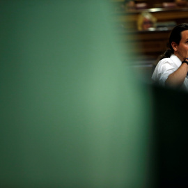 El líder de Podemos, Pablo Iglesias, bebe un vaso de agua durante la moción de censura en el Congreso de los Diputados.  REUTERS/Susana Vera