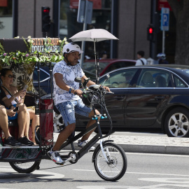  Foto de archivo deunos turistas en un Tuk Tuk en Madrid - EP