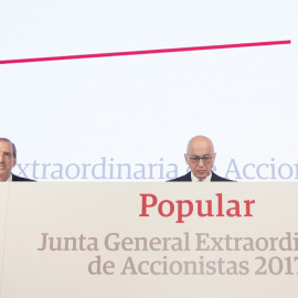 El vicepresidente del Banco Popular, Roberto Higuera (c), junto al secretario del Consejo, Francisco Aparicio (i) y el consejero delegado, Pedro Larena (d), durantela junta extraordinaria de accionistas del banco. EFE/Mariscal