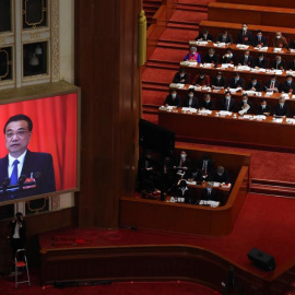 Una pantalla de video muestra al primer ministro chino, Li Keqiang / EFE