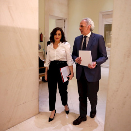 La presidenta de la Comunidad de Madrid, Isabel Díaz Ayuso, junto al consejero de Sanidad, Enrique Ruiz Escudero. EFE/Javier Lizón/Archivo