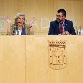 La alcaldesa de Madrid, Manuela Carmena (2i), junto al delegado de Economía y Hacienda, Carlos Sánchez Mato (2d); la teniente de alcalde, Marta Higueras (d), y la portavoz municipal, Rita Maestre (i), durante la rueda de prensa en la que han explicado l