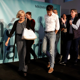 La alcaldesa de Madrid, Manuela Carmena, acompañado del candidato de esta formación a la Comunidad de Madrid Íñigo Errejón, tras su comparecencia esta noche para valorar los resultados de las elecciones municipales y autonómicas. EFE/ Ballesteros