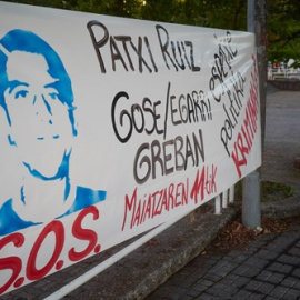 etalle de una cartel colocado en apoyo al preso etarra Patxi Ruiz, en huelga de hambre, durante la pandemia de coronavirus en Pamplona, Navarra, España. / EUROPAPRESS