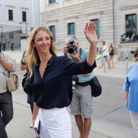 La exportavoz del PP en el Congreso, Cayetana Álvarez de Toledo (c), atiende a la prensa este lunes a las puertas del Congreso de los Diputados, después de que el presidente del PP, Pablo Casado, le comunicara su destitución. EFE/Juan Carlos Hidalgo