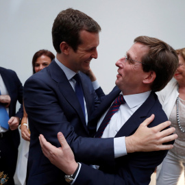 El presidente del Partido Popular, Pablo Casado ,iz., felicita a José Luis Martínez Almeida, d., tras haber sido elegido nuevo alcalde de la Madrid en la sesión constituyente celebrada hoy en el Palacio de Cibeles | EFE