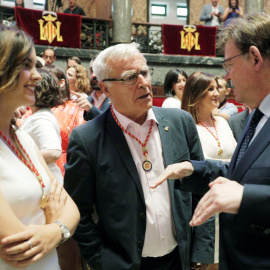 El alcalde de València, Joan Ribó (c), conversa con el president de la Generalitat, Ximo Puig, y con la portavoz socialista, Sandra Gómez, tras haber sido reelegido este sábado con el apoyo de los votos de los concejales del PSPV-PSOE, partido con el 