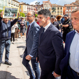 El candidato a la alcaldía de Burgos por Ciudadanos, Vicente Marañón (c) Luis Fuentes,iz., exportavoz de Ciudadanos en el parlamento de Castilla y León (i) y el diputado provincial Lorenzo Rodríguez (d),a su llegada al consistorio burgalés para asis