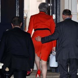 La primera ministra, Theresa May, llega a la sede del partido conservador en Londres acompañada por su marido. | PETER NICHOLS (REUTERS)