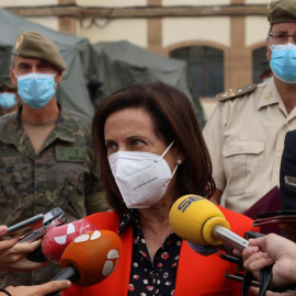 La ministra de Defensa, Margarita Robles, atiende a los medios durante su visita este martes al Mando de Ingenieros del Ejército de Tierra, ubicado en el acuartelamiento General Arroquia de Salamanca. EFE/J.M. García