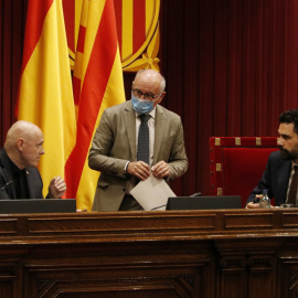 El president del Parlament, Roger Torrent, parlant amb el secretari general del Parlament, Xavier Muro, i el secretari primer, Eusebi Campdepadrós. SÍLVIA JARDÍ / ACN