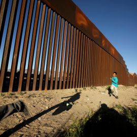 Un niño corre en la frontera que separa México de Estados Unidos. /Reuters-Jose Luis Gonzalez (Archivo)