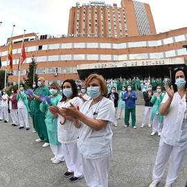 Personal sanitario del hospital 12 de Octubre de Madrid agradecen los aplausos de los vecinos y los miembros de la Policía Municipal por su labor en la lucha contra el coronavirus. /EFE