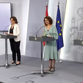 Captura de la señal institucional del Palacio de la Moncloa de la ministra de Hacienda y portavoz del Gobierno, María Jesús Montero (c), la vicepresidenta cuarta y ministra para la Transición Ecológica y el Reto Demográfico, Teresa Ribera (i), y el 