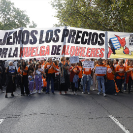  Decenas de personas durante una manifestación para denunciar el precio de los alquileres, en Madrid. Jesús Hellín / Europa Press.