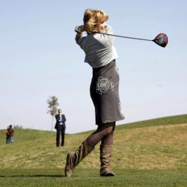 Esperanza Aguirre golpea una bola en la inauguración del campo de golf de El Encín, en 2011 EFE/Archivo