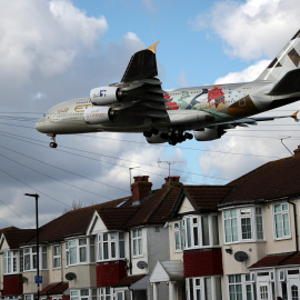 Avión sobrevolando las calles de Londres. / Hannah Mckay - Reuters