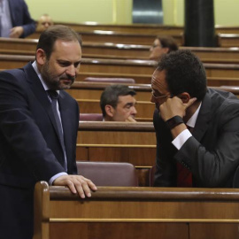 El portavoz parlamentario socialista, José Luis Ábalos (i), conversa con el diputado socialista y dimitido portavoz, Antonio Hernando (d), momentos antes del inicio de la segunda jornada del debate de la moción de censura  EFE/Ballesteros