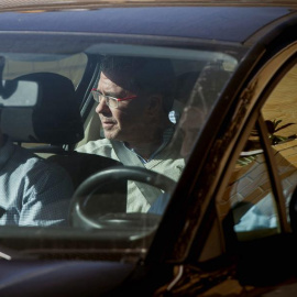 El exconsejero de Presidencia de la Comunidad de Madrid Francisco Granados sale en un coche de la Guardia Civil de su domicilio de Valdemoro tras su detención por la trama Púnica. EFE