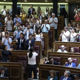 El líder de Podemos, Pablo Iglesias, es apludido por los diputados de su grupo parlamentario, tras la votación en el pleno del Congreso que ha rechazado por 82 votos a favor, 170 en contra y 97 abstenciones la moción de censura que habían presentado c