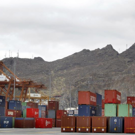La huelga de 48 horas de los estibadores portuarios tiene un seguimiento del 100 % en Canarias, donde solo operan los retenes designados para atender los servicios mínimos. EFE/Cristóbal García