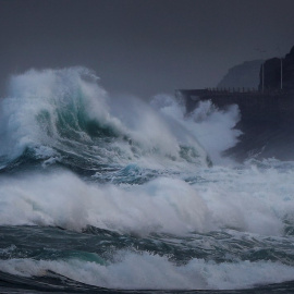 18/02/2020.- Vista del estado de la mar, este martes, junto a la isla de Santa Clara de San Sebastián. El departamento vasco de Seguridad ha activado un aviso amarillo por riesgo para la navegación ya que se esperan olas de entre 4 y 5 metros de altura.