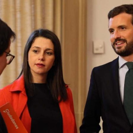 La líder de Ciudadanos, Inés Arrimadas, junto a su homólogo en el PP, Pablo Casado conversando con el secretario general del grupo de Cs José María Espejo. Europa Press