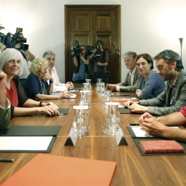 Los alcaldes del cambio en un encuentro que tuvo lugar en Barcelona. / ANDREU DALMAU (EFE)