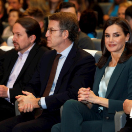 28/02/2020.- La reina Letizia acompañada por el presidente de la Xunta, Alberto Núñez Feijóo (2d), y el vicepresidente del Gobierno, Pablo Iglesias (2i), asiste al acto de proclamación del premio social Fundación Princesa de Girona 2020. / EFE - CAB