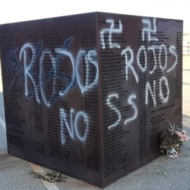 Pintadas en el monumento a los represaliados por el franquismo en Villarrobledo (Albacete) FOTO: SE PUEDE VILLARROBLEDO / FACEBOOK