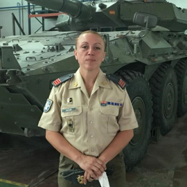 Ana S. G. durante su etapa como militar profesional, en la que trabajó como mecánico de carros de combate. / Cedidas