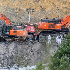 16/08/2020.- Los equipos de rescate han encontrado esta tarde un hueso humano, junto a material textil, en el vertedero de Zaldibar (Bizkaia). / EFE - JAVIER ZORRILLA